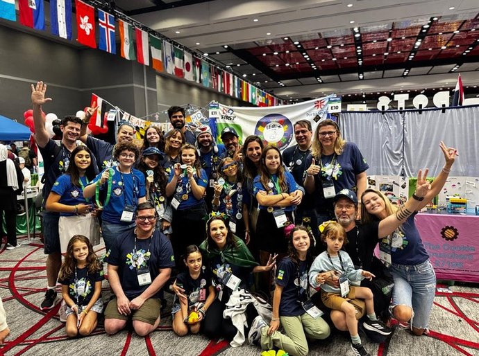 Alunos brasileiros conquistam prêmio em mundial de robótica nos EUA