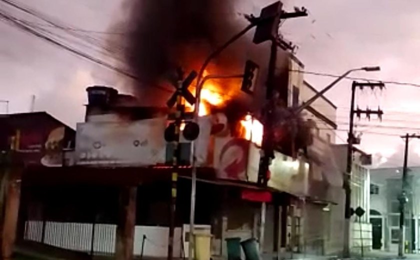 Incêndio  destrói parte de restaurante em Rio Largo; CB controlou fogo