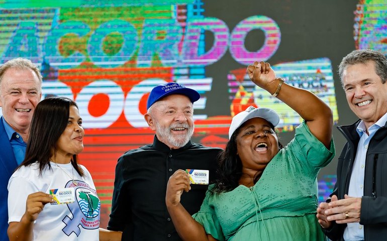 Lula anuncia R$ 3,7 bi para atingidos por lama da barragem em Mariana