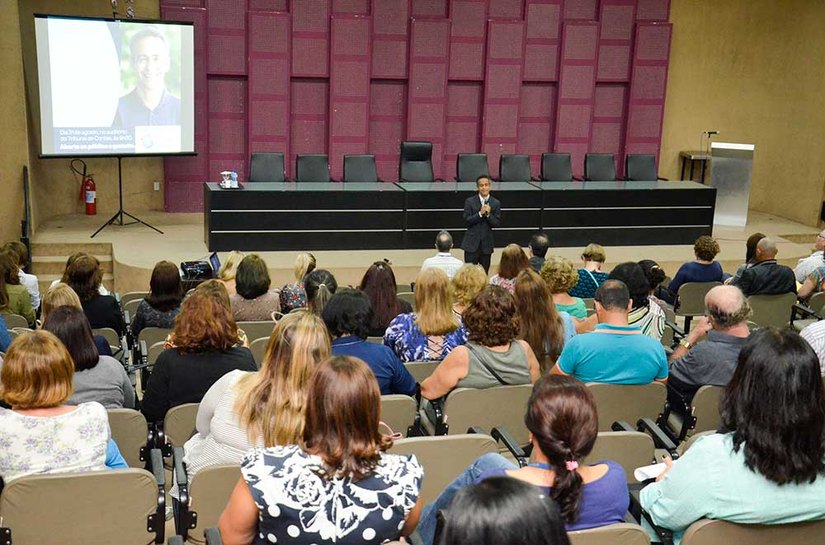 TCE/AL oferece palestra sobre laços de família aos seus servidores