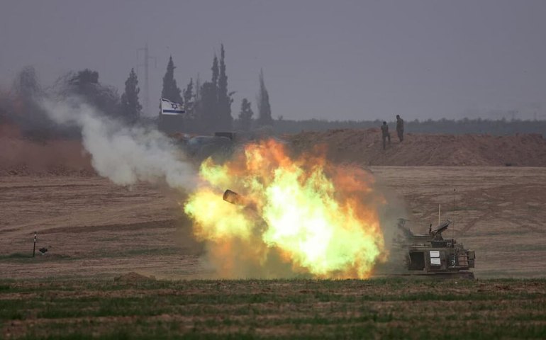 Hezbollah deixa 3 feridos em ataque com drones; em resposta, Israel mata comandantes do grupo