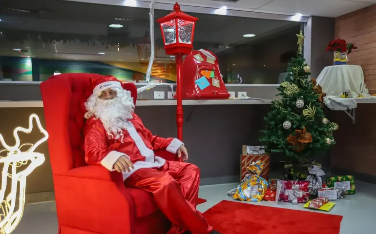 Papai Noel é alvo de assaltantes em Guarujá, no litoral de SP