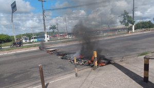Com semáforo inoperante, moradores bloqueiam trecho de avenida na Zona Oeste de Aracaju / Foto: Foto: Reprodução/Redes Sociais