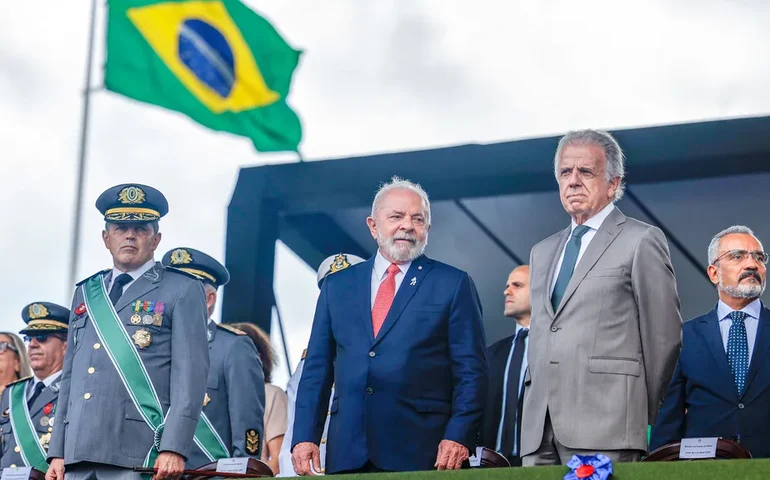 Senadores enviam a Lula proposta para acabar com pensão de filhas de militares