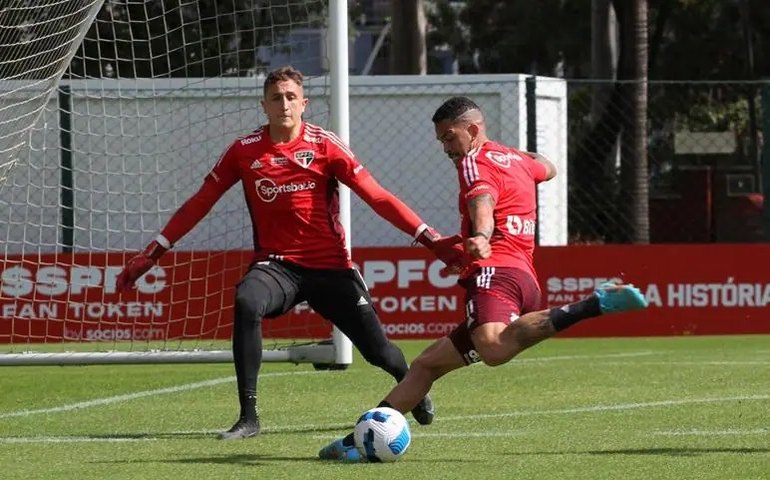 São Paulo faz último treino e deve ter Eder, Patrick e Rafinha na Sul-Americana