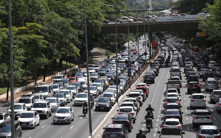 Saída para o feriado de Natal tem trânsito lento na Dutra e Fernão Dias