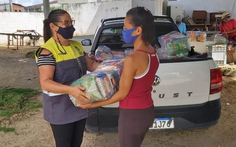 Prefeitura de Maceió entrega mais de 70 cestas básicas em Ecopontos da capital