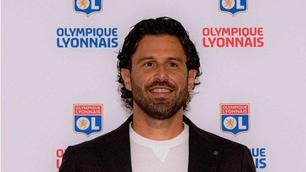 Ônibus do Lyon é apedrejado na chegada ao estádio, e técnico Fábio Grosso fica ferido