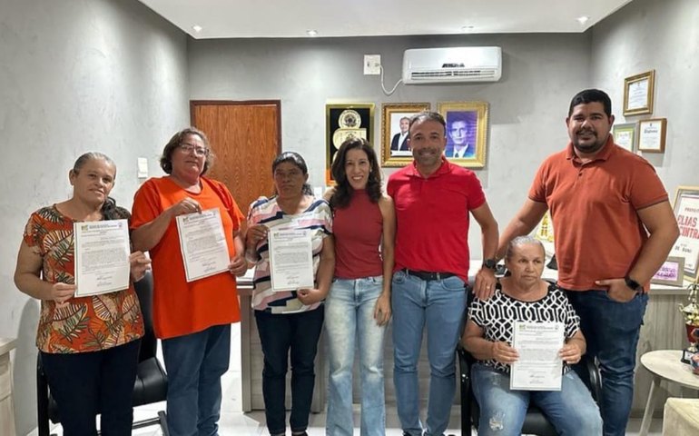Prefeito Theobaldo Cintra concede aposentadoria a servidoras de Major Izidoro