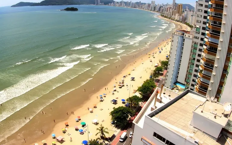 Justiça determina demolição de construções ilegais em praia de SC