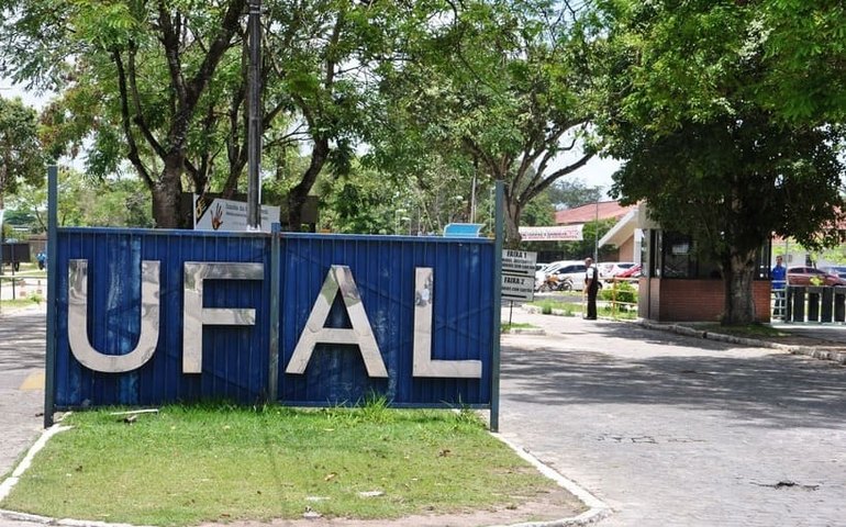 Ufal comemora mais de 400 bolsas para estudantes no Pibid