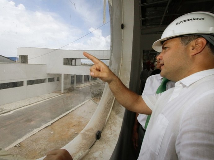 Governador inspeciona construção do Viaduto da PRF e do Hospital Metropolitano