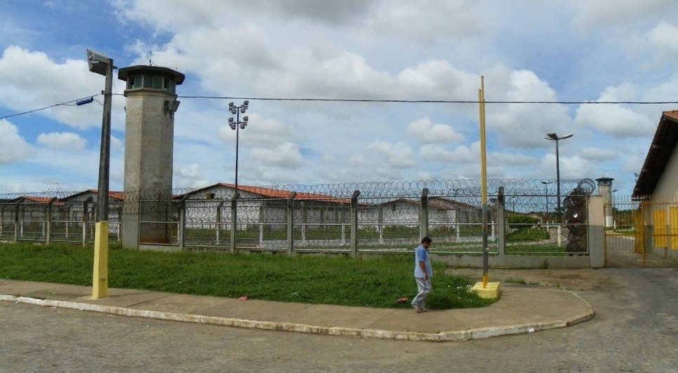 No Copemcan, em São Cristóvão, familiares tiveram de aguardar o início das visitas.