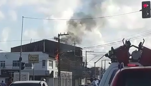 Poste pega fogo após batida de caminhão na Zona Norte de Aracaju / Foto: Foto: Portal A8SE/Reprodução