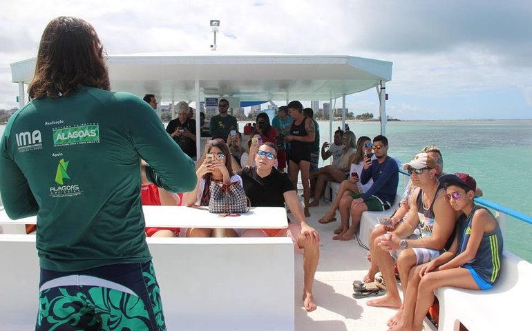 Aula de campo a bordo de um catamarã leva estudantes para a enseada da Pajuçara