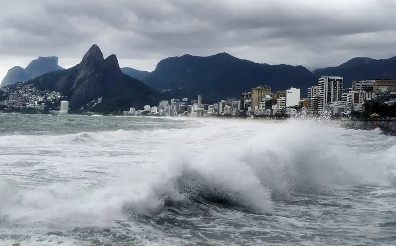 Ressaca do mar: água invade avenidas e causa interdições em SP e no Rio