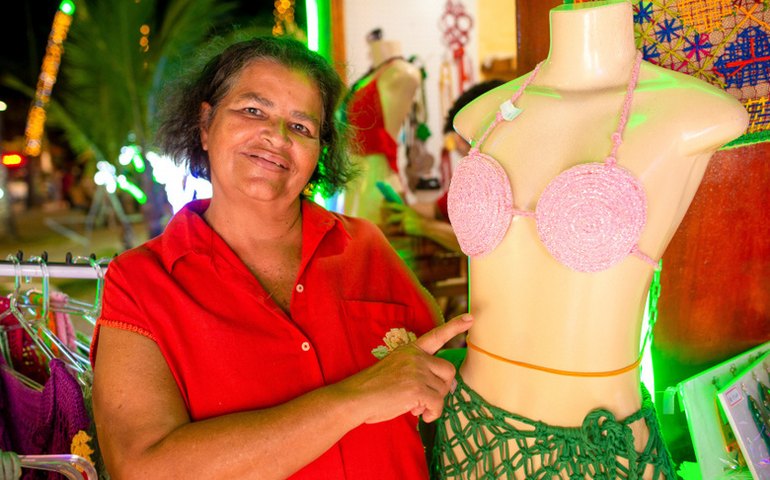 Artesã da Economia Solidária prepara roupas que estão em tendência para o Verão Massayó