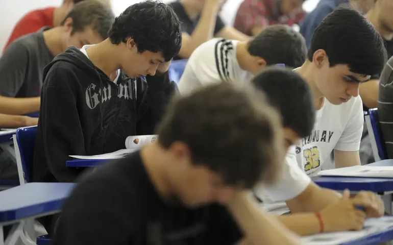 7 em cada 10 estudantes se sentem inseguros na escola por sua aparência, revela levantamento com 1.170 adolescentes e jovens