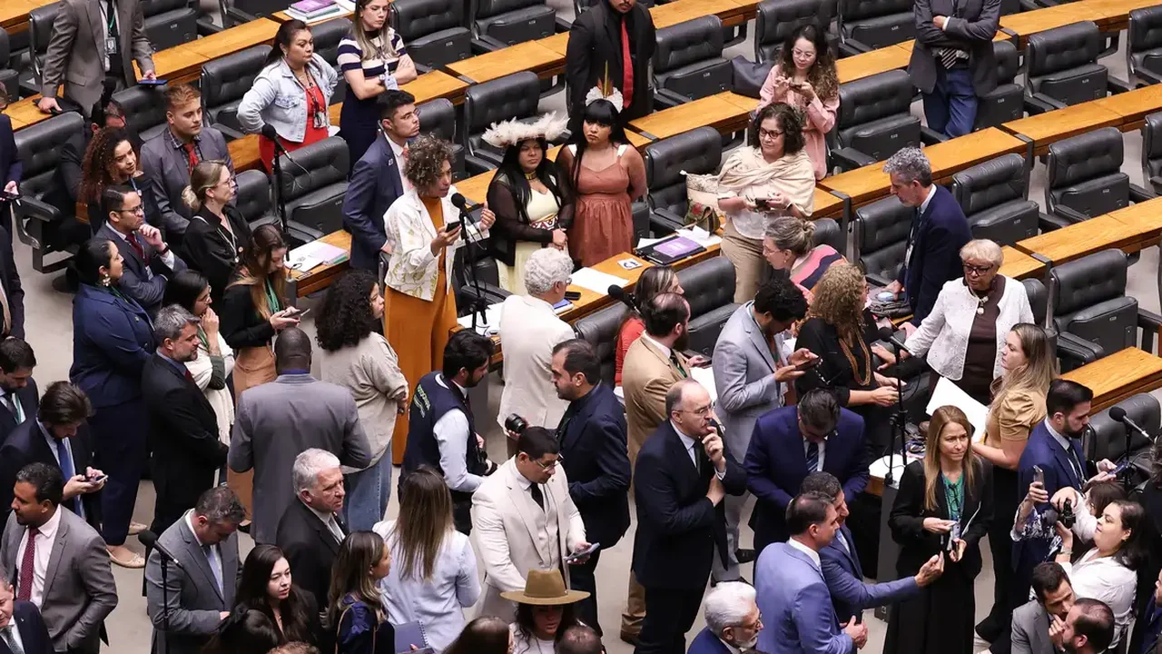 Câmara vota para derrubar veto ao PL da Dosimetria; falta o Senado
