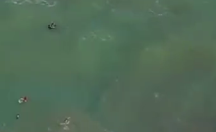 Trabalho do Corpo de Bombeiros foi registrados por populares que estavam em um prédio