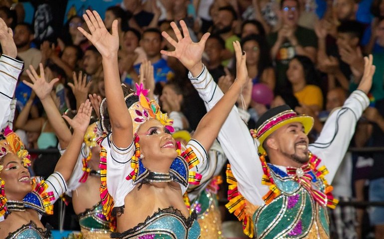 Cortejo de quadrilhas abre temporada de festas juninas em Recife