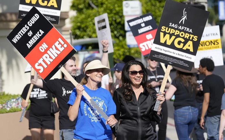 Associação de roteiristas e estúdios de Hollywood chegam a acordo provisório nos EUA
