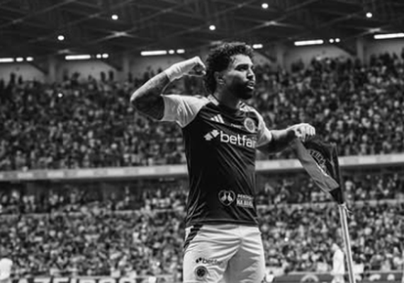 Gabigol marca presença em jogo do Cruzeiro no feminino e reforça desejo de atuar na modalidade