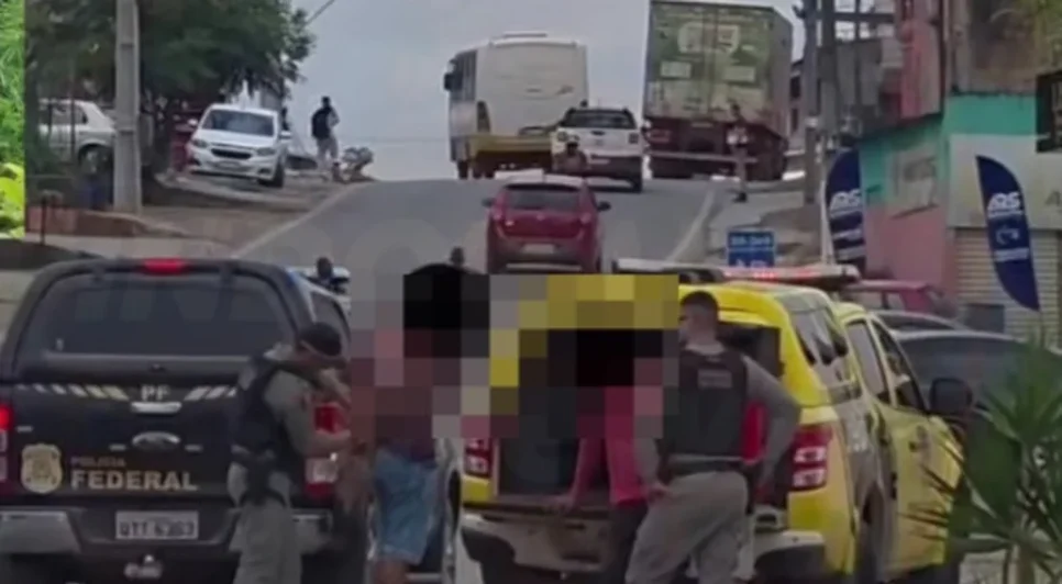 Operação da PF teve apoio da PM e prendeu dois homens após encontrar acampamento clandestino na mata / Foto: Reprodução/Pindorama News