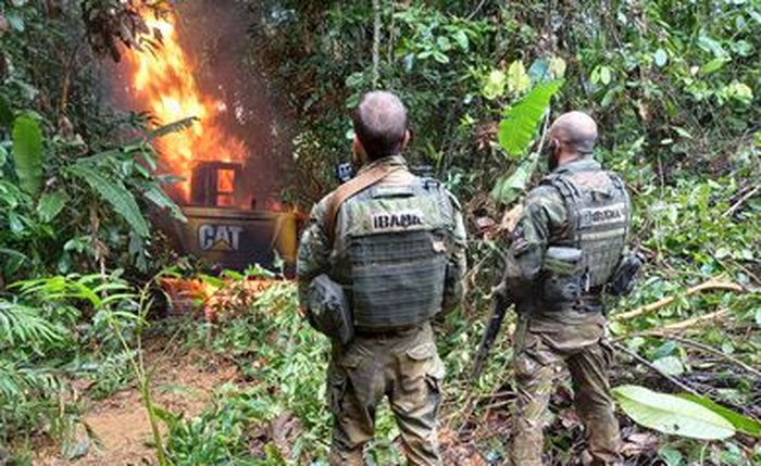 Houve troca de tiros e um criminoso ficou ferido