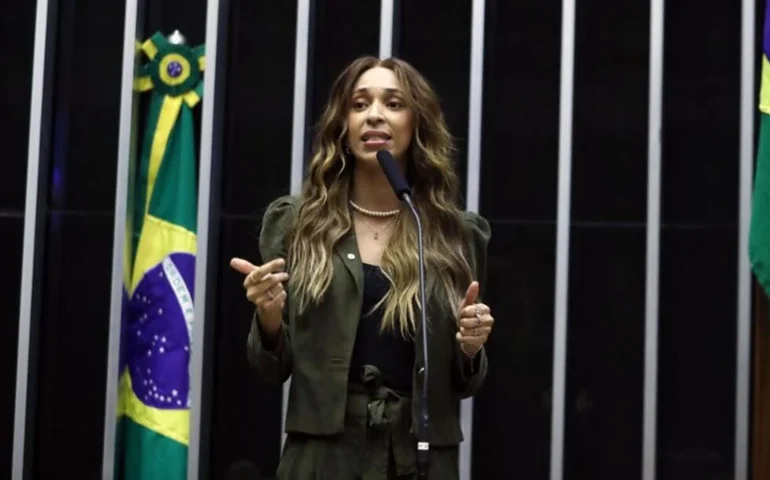 Erika Hilton denuncia prefeito de SP por usar imagens de menores em vulnerabilidade