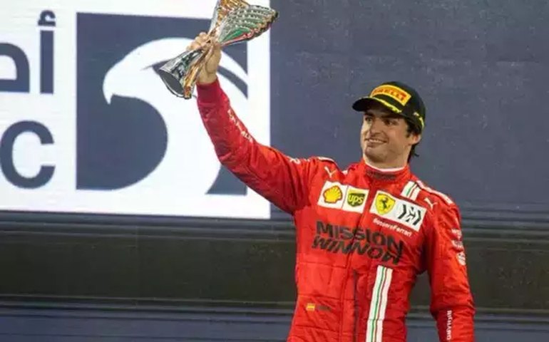Insatisfeito com 3º lugar no grid, Sainz minimiza distância para Leclerc