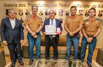 Presidente do TJAL recebe Medalha do Mérito Bombeiro Militar