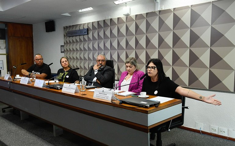 Debatedores cobram pagamento do piso salarial para professores