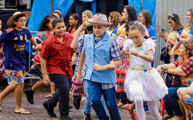 Edu Lima alegra Arraiá das Crianças; festa teve apresentação de quadrilhas