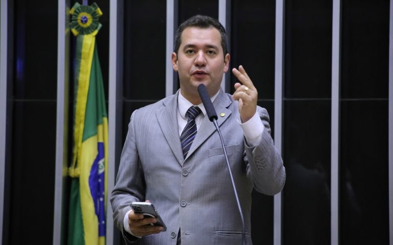 Projeto estende o auxílio-acompanhante a todos os tipos de aposentadoria