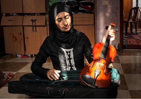 Professora toca violino para encobrir barulho dos bombardeios em Gaza: 'Sinto que estou à espera da minha vez de morrer'