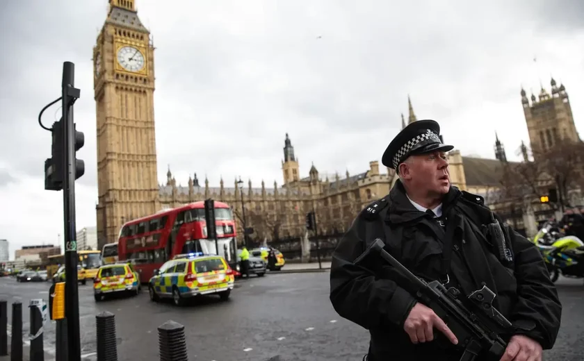 Em Londres, homem ataca mãe e duas filhas com ácido, provoca ferimentos graves e foge