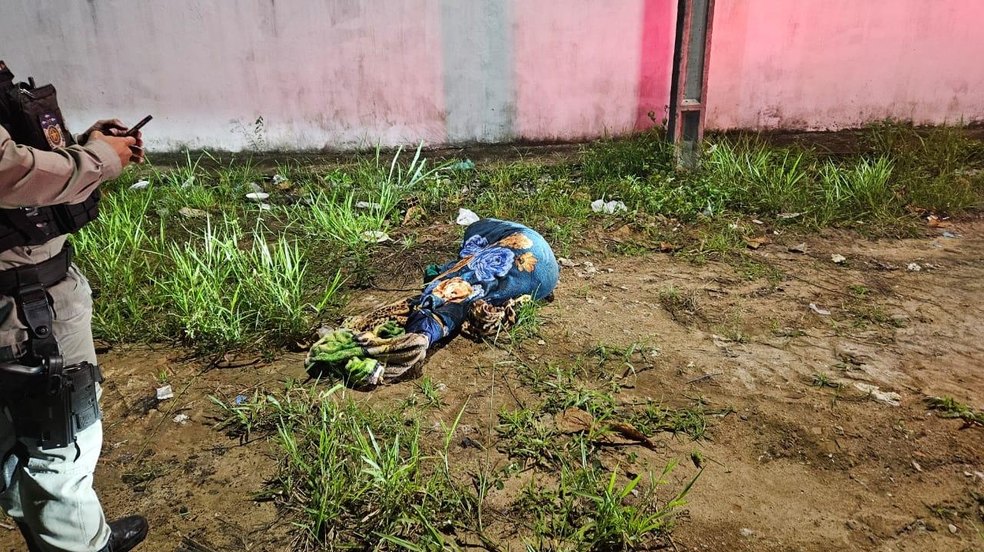 Corpo com cobertor e mãos amarradas é encontrado no bairro Ouro Preto, em Maceió