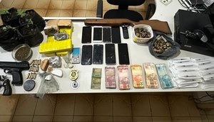 Dois suspeitos foram presos com mudas de maconha, munições e armas em Sergipe / Foto: Foto: SSP/Divulgação