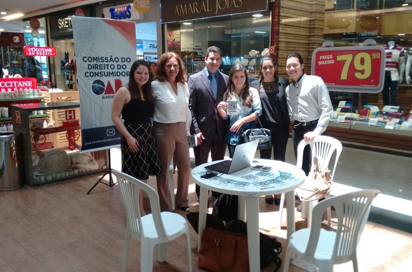 Comissão do Consumidor da OAB distribui cartilha em shopping de Maceió