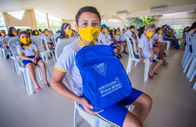 Alunos do Programa Integração AABB Comunidade recebem kits para o ano letivo 2022