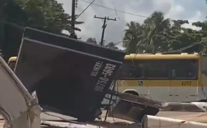 Carro colide com poste e provoca acidente com motociclista em Maceió