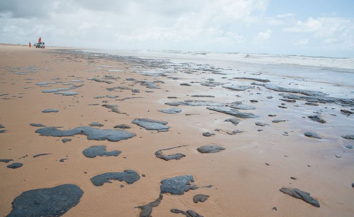 Análises no produto coletado nas praias apontam semelhança com petróleo explorado na Venezuela