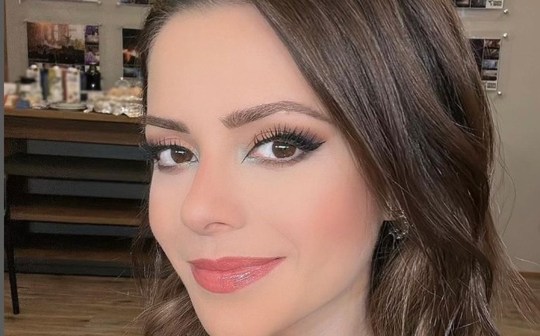 Sandy diz que não se acha bonita sem maquiagem: 'Me sinto desconfortável'