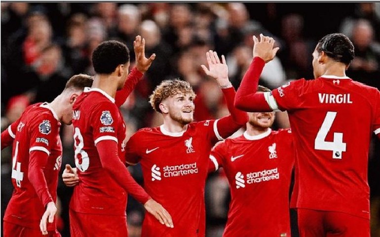 Liverpool leva susto, bate o Luton de virada, e amplia vantagem na liderança do Inglês