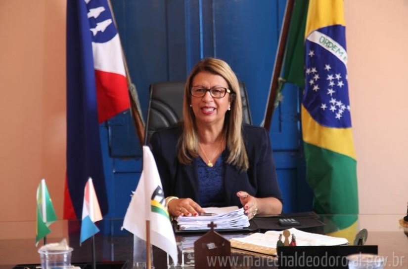 Iolanda despacha com equipe em seu primeiro dia como Prefeita em Marechal