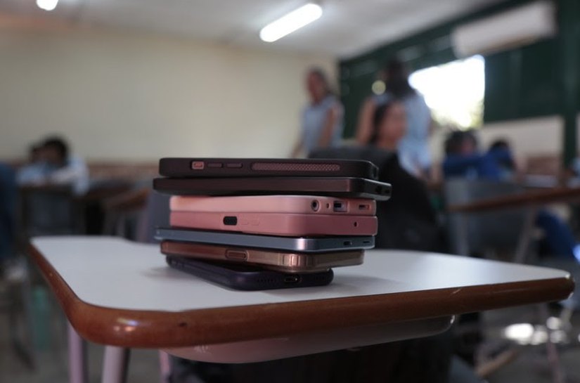 Publicadas diretrizes que detalham possibilidades e restrições de uso de celulares e meios digitais em sala de aula