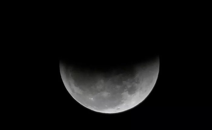 Eclipse parcial na lua em 2018, no céu do Rio de Janeiro.