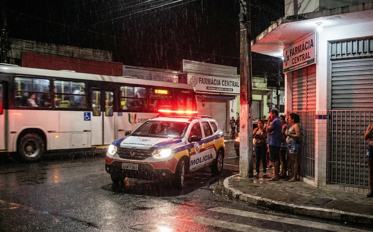 Homem é flagrado armado com faca no Centro de Arapiraca e diz à polícia que briga começou porque “roubaram sua mulher”