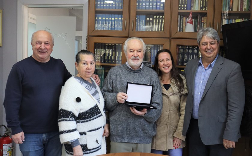 Nestor e vice Luia entregam homenagem para Waldemar Zortéa